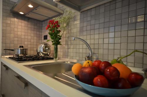 a bowl of fruit on a sink in a kitchen at B&B La Dimora di Iside in Benevento