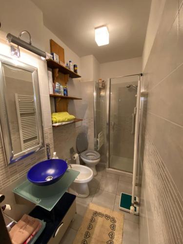 a bathroom with a sink and a toilet and a shower at Bilocale condominio del sole in San Giacomo