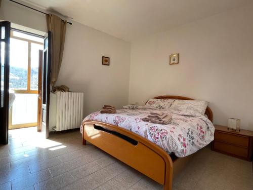1 dormitorio con cama y ventana en Casa Jolanda, en Forlì del Sannio