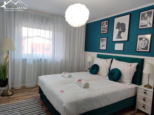 Postel nebo postele na pokoji v ubytování Apartamenty koło Szczyrku A&S Spa - basen, jacuzzi, sauna