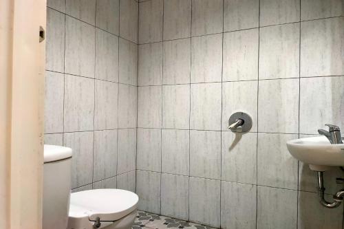 A bathroom at OYO 90847 Eko Guest House