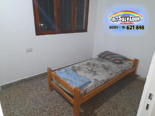 a small bed in a corner of a room at Duplex 17 - Santa Teresita - Grupo DEL SALVADOR in Santa Teresita