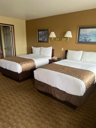 um quarto de hotel com duas camas num quarto em GuestHouse Montesano em Montesano