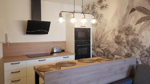 - une cuisine avec une table et des paniers dans l'établissement La Cellie, à Plage dʼArgelès