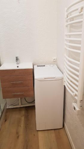 Elle comprend une petite cuisine équipée d'un évier et d'un réfrigérateur blanc. dans l'établissement La Cellie, à Plage dʼArgelès