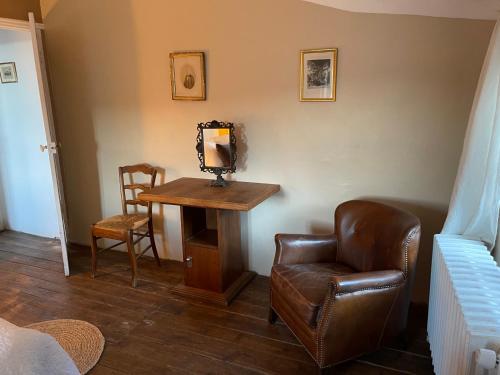 - un dressing avec un miroir et une chaise dans l'établissement Domaine d'Angouire, à Moustiers-Sainte-Marie