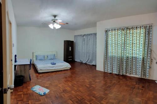 Postel nebo postele na pokoji v ubytování NH Homestay Sibu