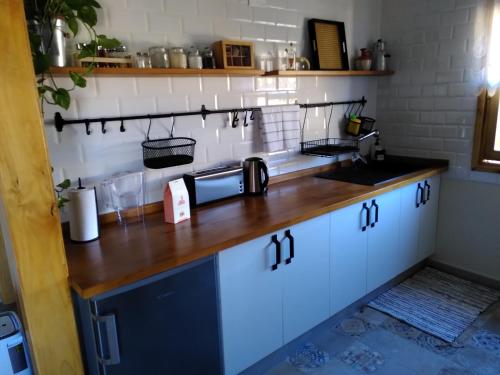 Una cocina o zona de cocina en Sustainable Rural House La Lisa Dorada