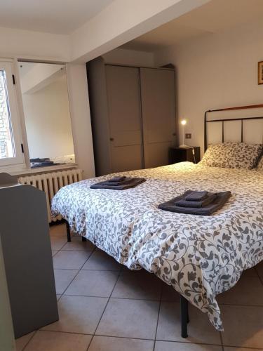 une chambre avec un lit avec une couette noire et blanche dans l'établissement Apartment Le Logge, à Sestrières