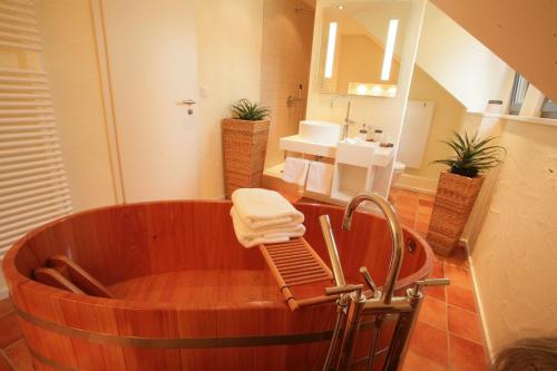 A bathroom at Vinotel Augustin