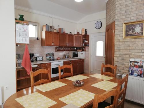 une cuisine avec une table en bois et une salle à manger dans l'établissement Budapest Wigwam 140 m2, à Budapest