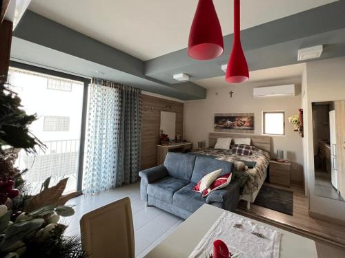 マルサルフォーンにあるMarsalforn Sea View Beachfront Studio Apartmentの部屋にベッドとソファがある寝室