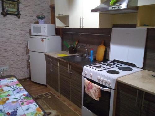 A kitchen or kitchenette at Котедж У Яни 2