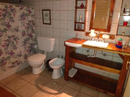 y baño con aseo y lavamanos. en Catamarca Hospedaje Star en San Isidro