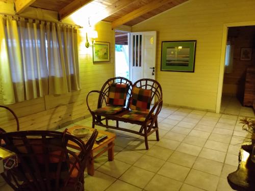 ein Zimmer mit Stühlen und einem Tisch auf einer Veranda in der Unterkunft Catamarca Hospedaje Star in San Isidro