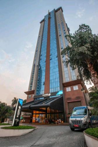 a car parked in front of a tall building at Guarulhos flat services, aeroporto in Guarulhos