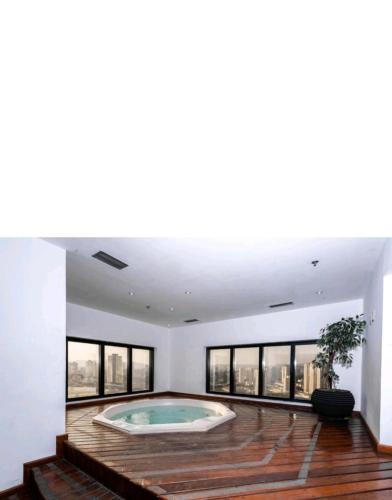 a large room with a hot tub in the middle of a building at Guarulhos flat services, aeroporto in Guarulhos