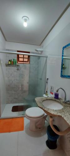 a bathroom with a shower and a toilet and a sink at Flat em Lençóis apartamento 003 in Lençóis