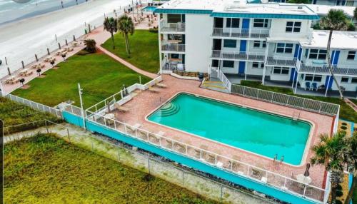 Piscina di Oceanfront Escape With Balcony and heated salt water pool Sleeps 4 o nelle vicinanze