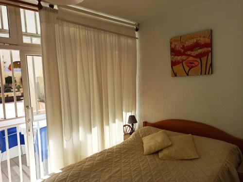 une chambre avec un lit et une grande fenêtre dans l'établissement Mare Verde - JOY, à Adeje