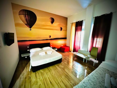 1 dormitorio con 2 camas y globos de aire caliente en B&B Al Volo, en Foggia