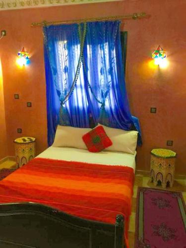 Una cama o camas en una habitación de Dar Marwa