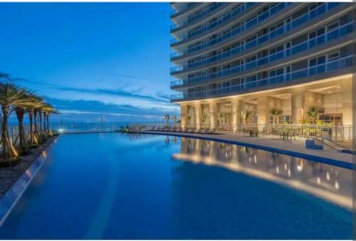 Swimming pool sa o malapit sa Santos Unlimited 2 Dormitórios, 32o andar com vista Mar!