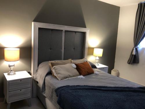 Ένα ή περισσότερα κρεβάτια σε δωμάτιο στο Loft Meraki with parking 7min to downtown