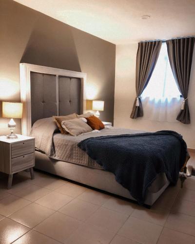 Ένα ή περισσότερα κρεβάτια σε δωμάτιο στο Loft Meraki with parking 7min to downtown