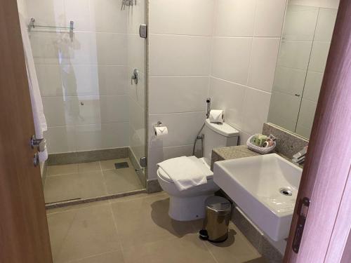 a bathroom with a shower and a toilet and a sink at SUÍTE NO VISTA AZUL APART in Pedra Azul