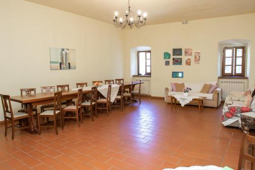 a dining room with a long table and chairs at Palazzo del Duca in Tavernelle