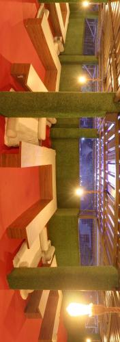 una escalera en una habitación con paredes y suelos verdes en HOTEL RAIN SKY INN, en Lonavala