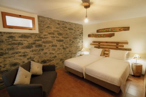 Pokój hotelowy z łóżkiem, kanapą, łóżkiem i krzesłem w obiekcie Casa do Vinho 5 "Vila Maria Quinta" w mieście Calheta