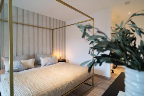 a bedroom with a canopy bed with a potted plant at Ferienwohnung Oba‘doba Falke in Pfronten