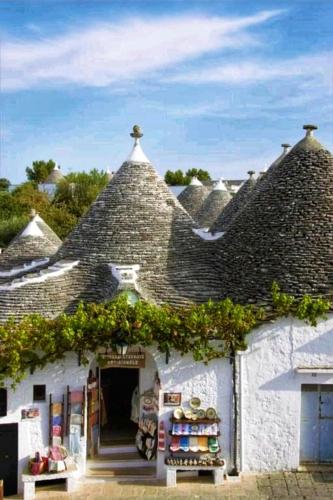 a small white building with a roof at B&B il Faso vicino Zoosafari di Fasano in Fasano