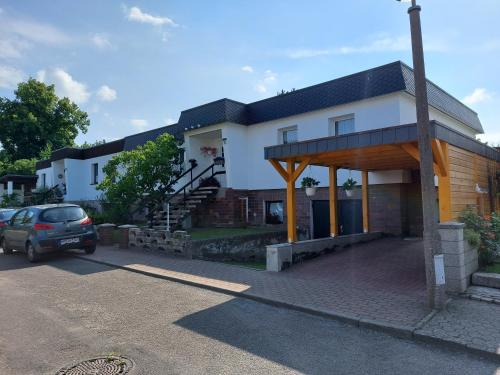 una casa con una macchina parcheggiata di fronte di Ferienzimmer Lichtlein a Rostock
