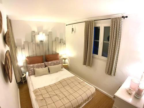 une petite chambre avec un lit et une fenêtre dans l'établissement Les Restanques du Golfe de Saint Tropez Außergewöhnlicher Meerblick TOP WLAN, à Grimaud