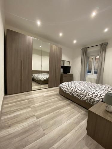 - une chambre avec un lit et un grand miroir dans l'établissement Fortezza Apartment N C, à Gênes