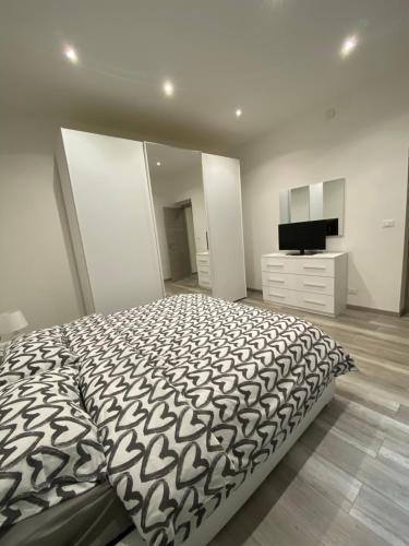- une chambre avec un grand lit et une télévision dans l'établissement Fortezza Apartment N C, à Gênes