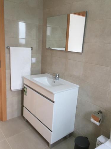 un bagno con un lavandino bianco e uno specchio di Calheta Ocean View Apartments 1 - Air Condition a Estreito da Calheta