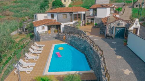 uma imagem de uma piscina numa casa em Vila Maria Quinta 13 na Calheta