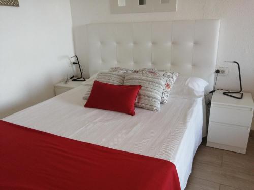 イコー・デ・ロス・ビノスにあるESTUDIO Vistas al Océano y Playaの白い大型ベッド(赤い枕付)