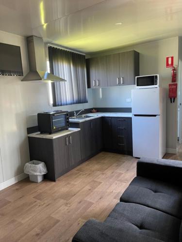 Кухня или мини-кухня в Australian Motor Home Tourist Park Twelve Mile Creek
