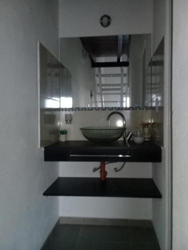 baño con lavabo con un bol en la encimera en Dúplex La Delfina 2 en Villa Carlos Paz