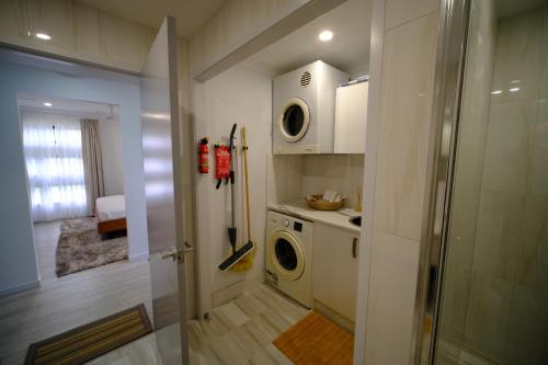 a kitchen with a washer and dryer in a room at Pablos Retreat in Brisbane