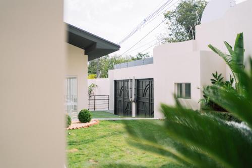 Taman di luar Prosper Executive Hotel
