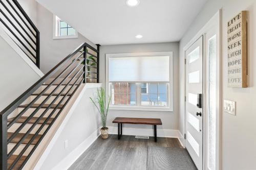 una escalera en una casa con banco y ventana en Farmhouse on Wells en Lake Geneva