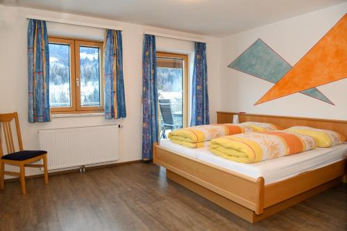 ザンクト・ゲオルゲン・オプ・ムーラウにあるPrivatpension Hertaのベッドルーム1室(ベッド2台、窓付)