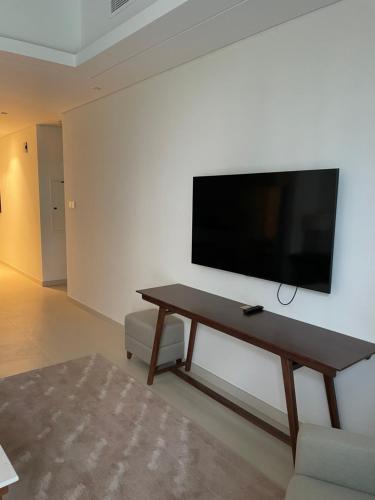 TV a/nebo společenská místnost v ubytování Address Beach Resort Residence Fujairah