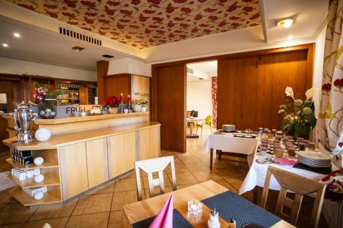 a dining room with a table and a kitchen at DAS LOFT Hotel Hölsterloh in Brilon